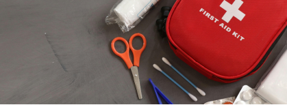 Ferite, punture e piccoli incidenti: cosa non deve mai mancare nel kit emergenza da viaggio
